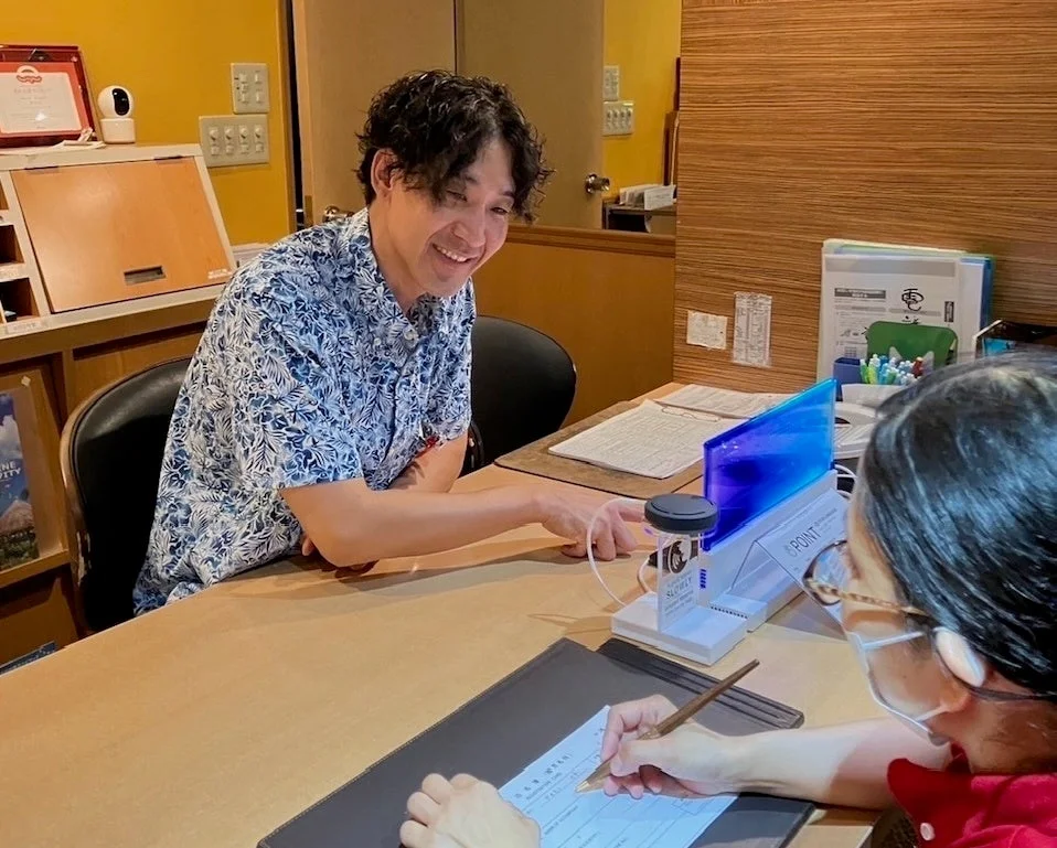 笑顔の男性と書類に記入する女性