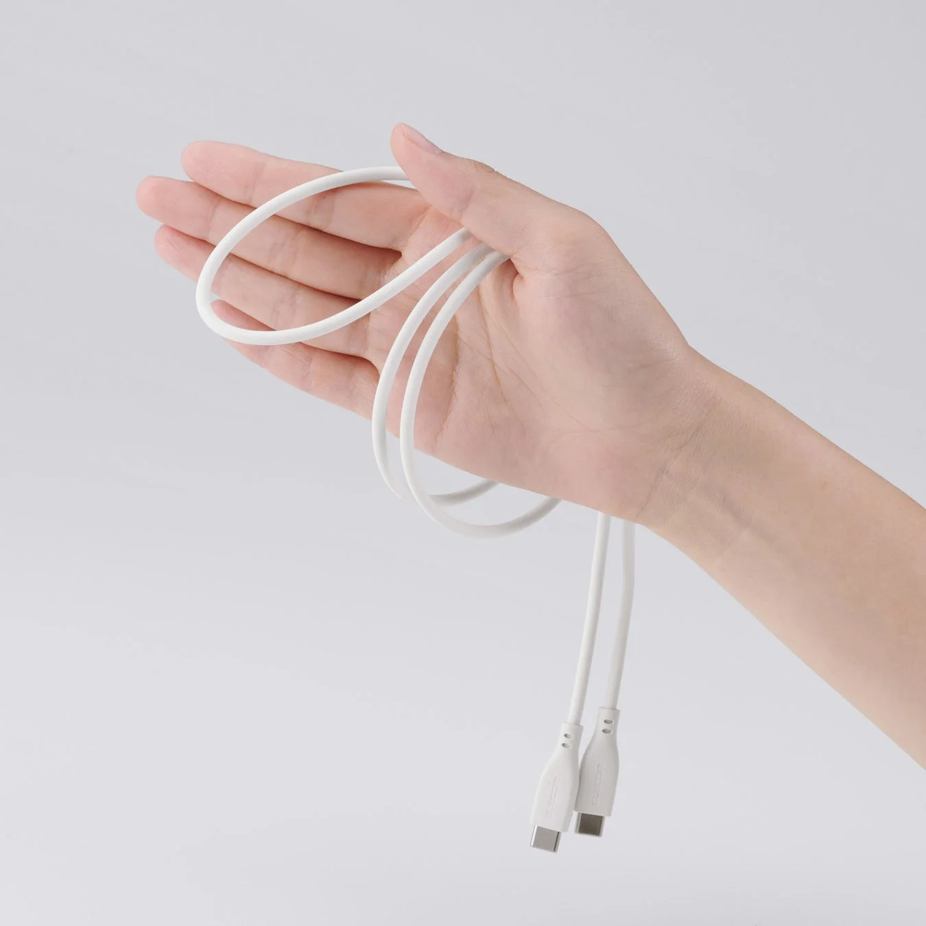 USB-Cケーブルを持つ手