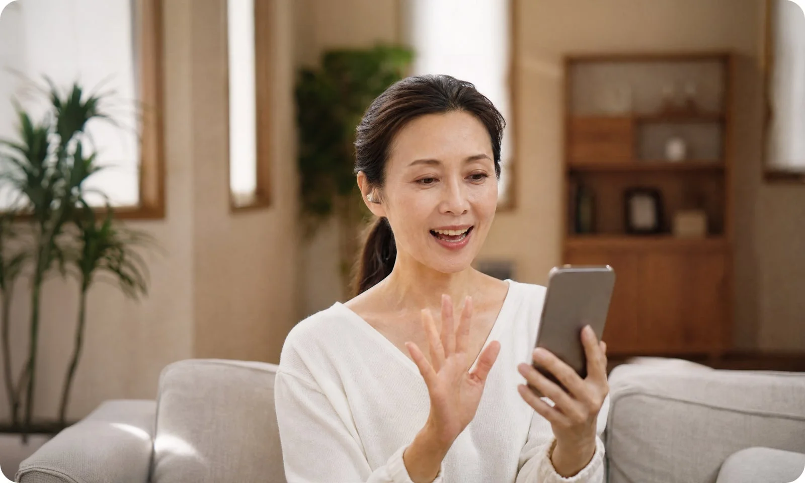 スマートフォンでビデオ通話をする女性