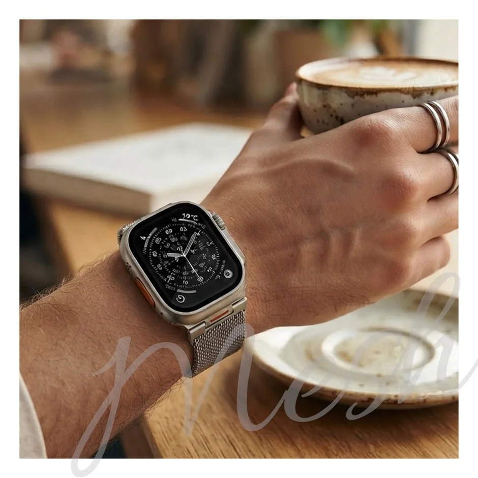 コーヒーを楽しみながらApple Watch Ultraを見る手元