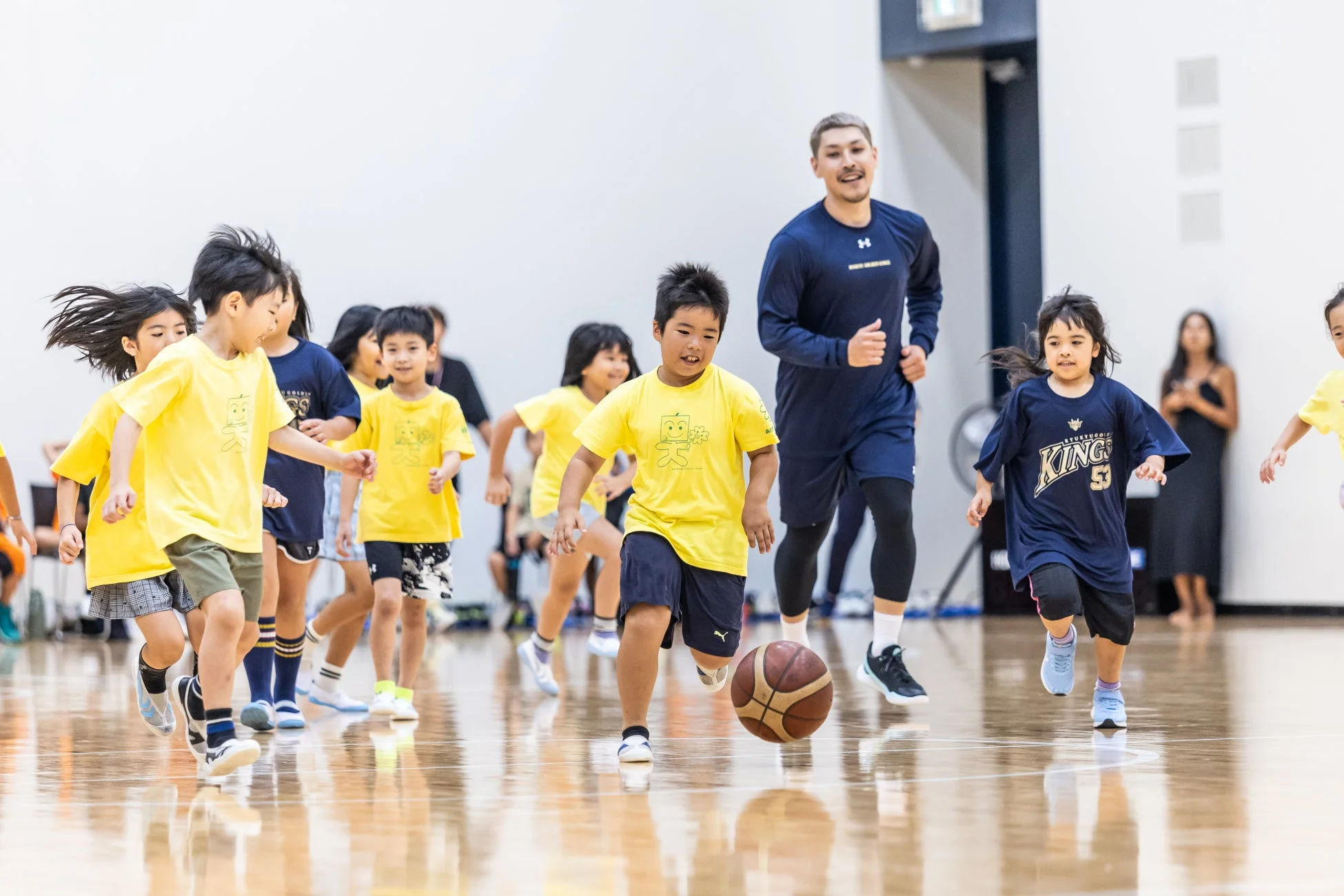 琉球ゴールデンキングスのユニフォームを着た子どもたちが練習する様子