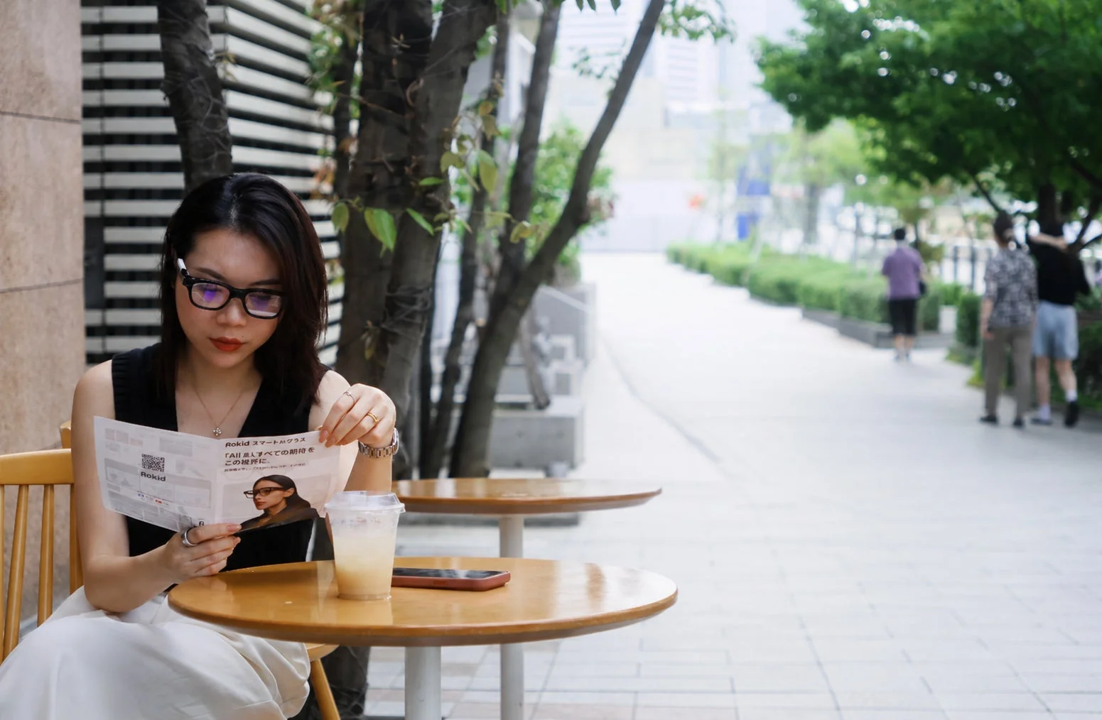 Rokidスマートグラスのパンフレットを読む女性