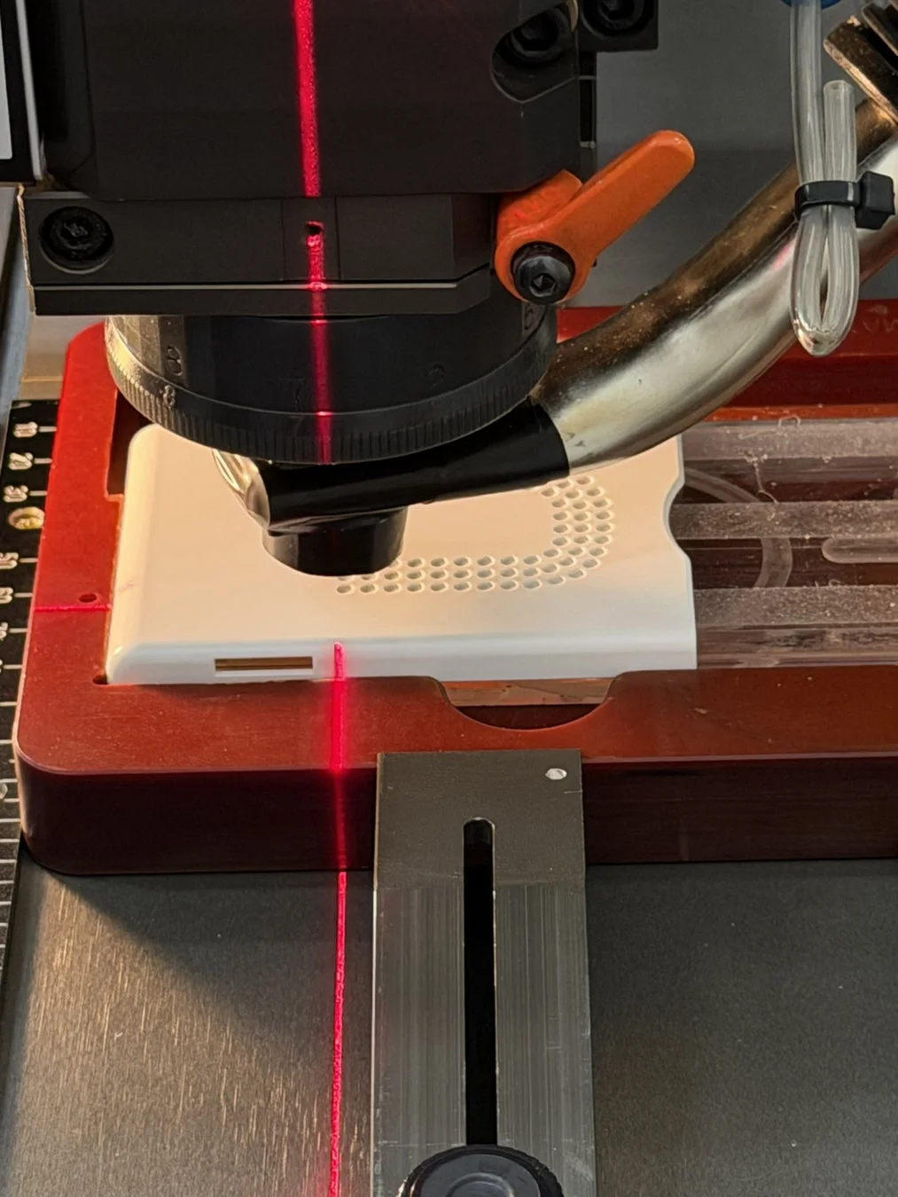 レーザー加工機で精密作業