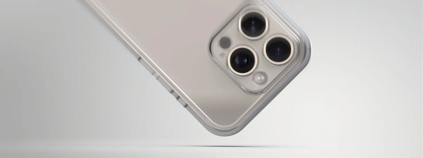 クリアケース装着スマホの背面、トリプルカメラ