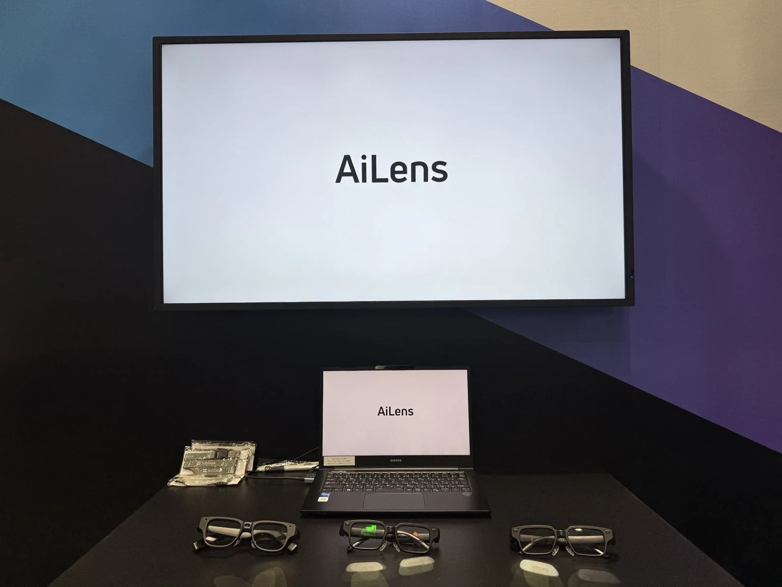 AiLensとディスプレイ、スマートグラスの展示風景