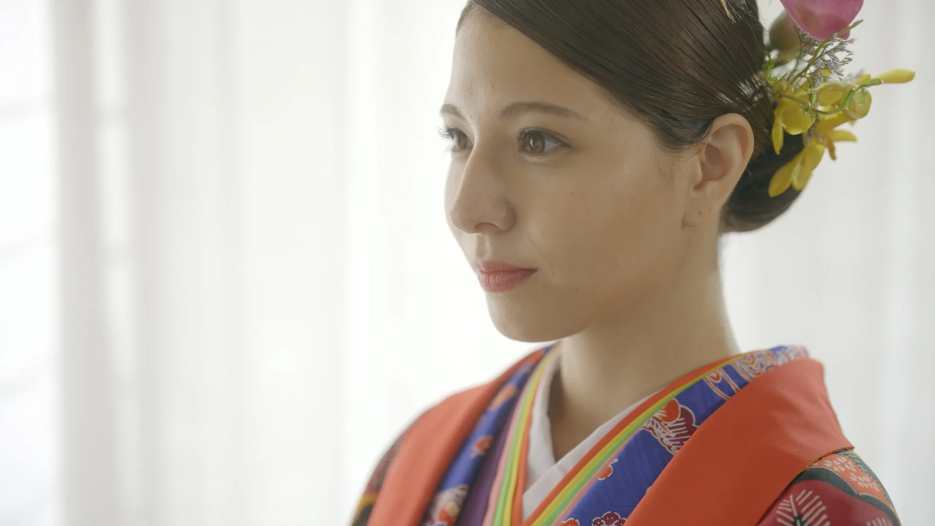 伝統的な着物を着用し、花飾りをつけた女性の横顔
