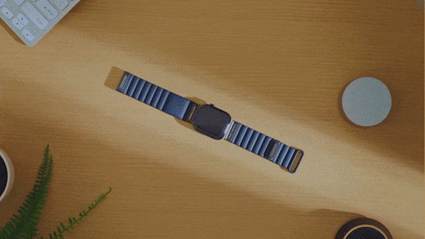 デスク上のスマートウォッチ