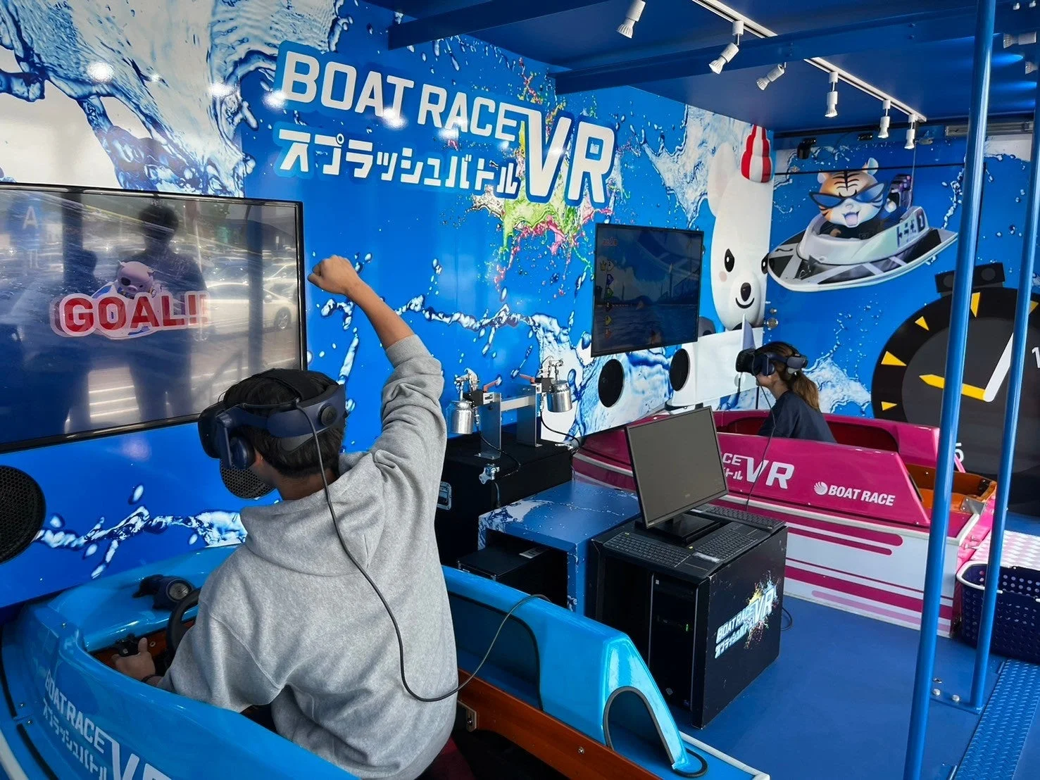VRゲーム体験中の人たち