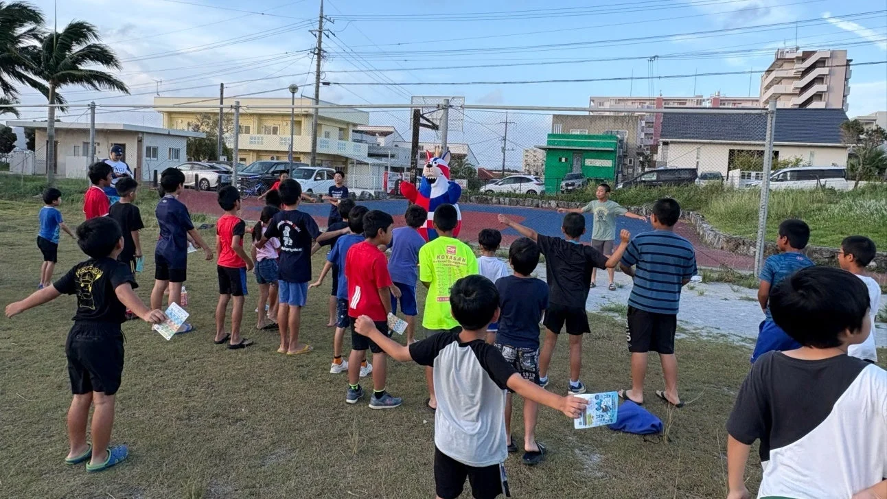 ラジオ体操に参加するゴーディーと地域住民