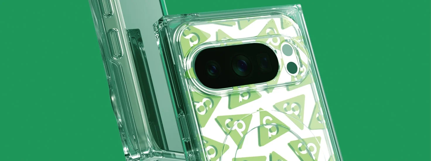 緑の背景に透明なスマホケースが装着されたスマホ背面