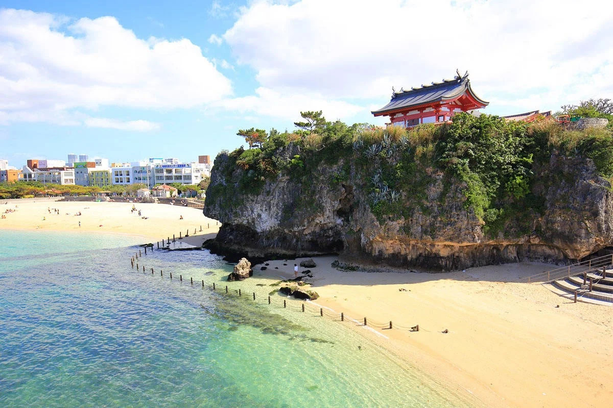 波上宮とビーチの美しい風景
