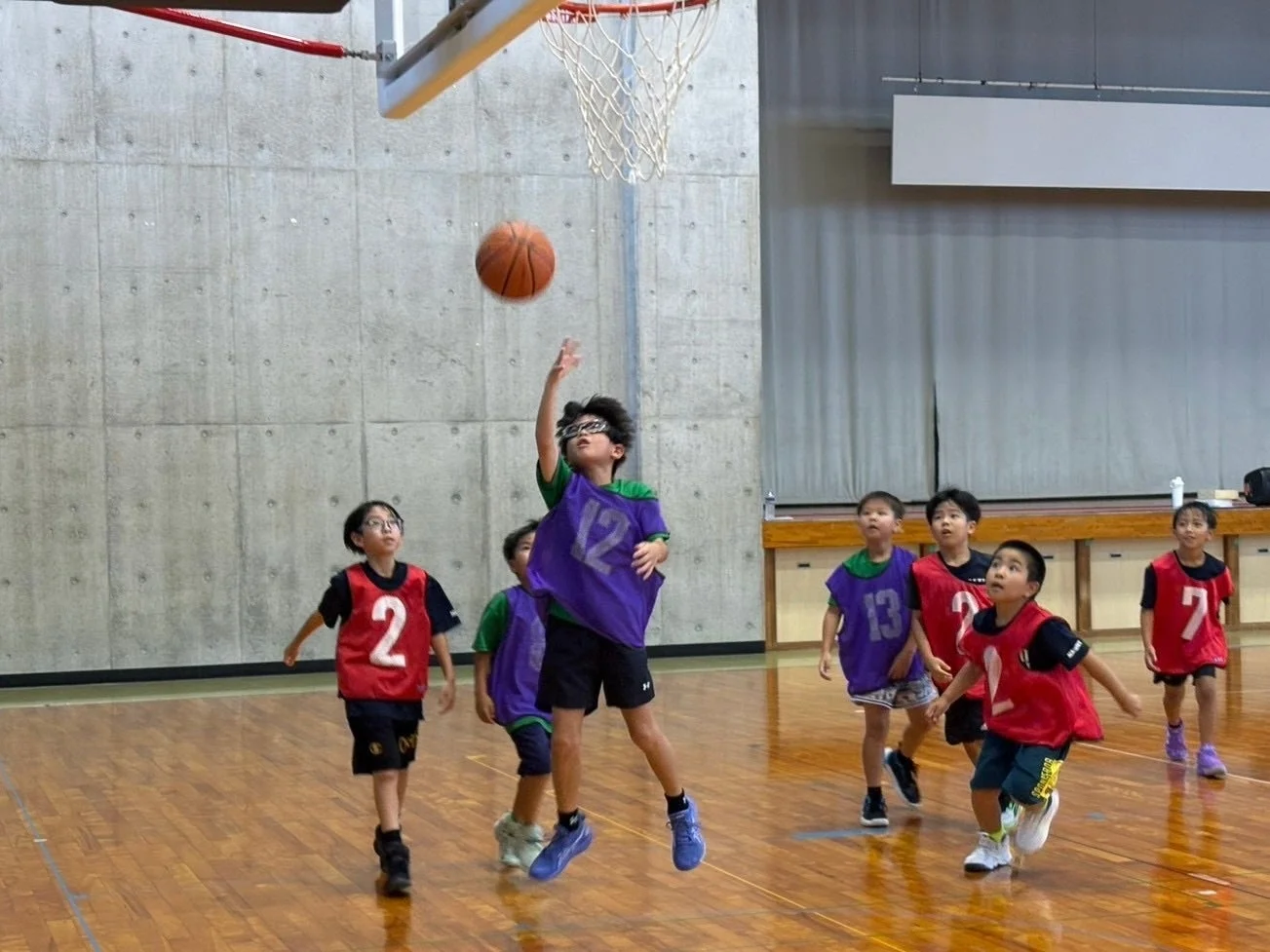 シュートをする子供