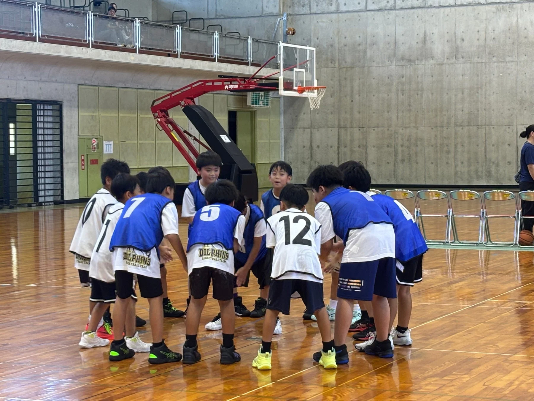 円陣を組む子供たち