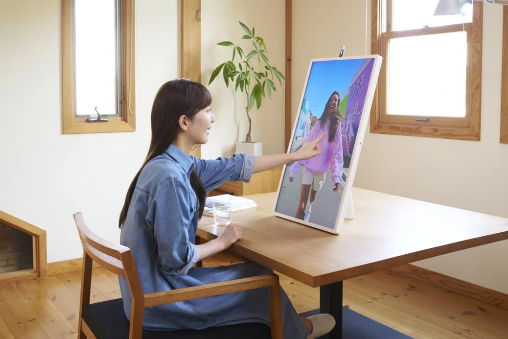LG StanbyME 2 Maxを操作する女性
