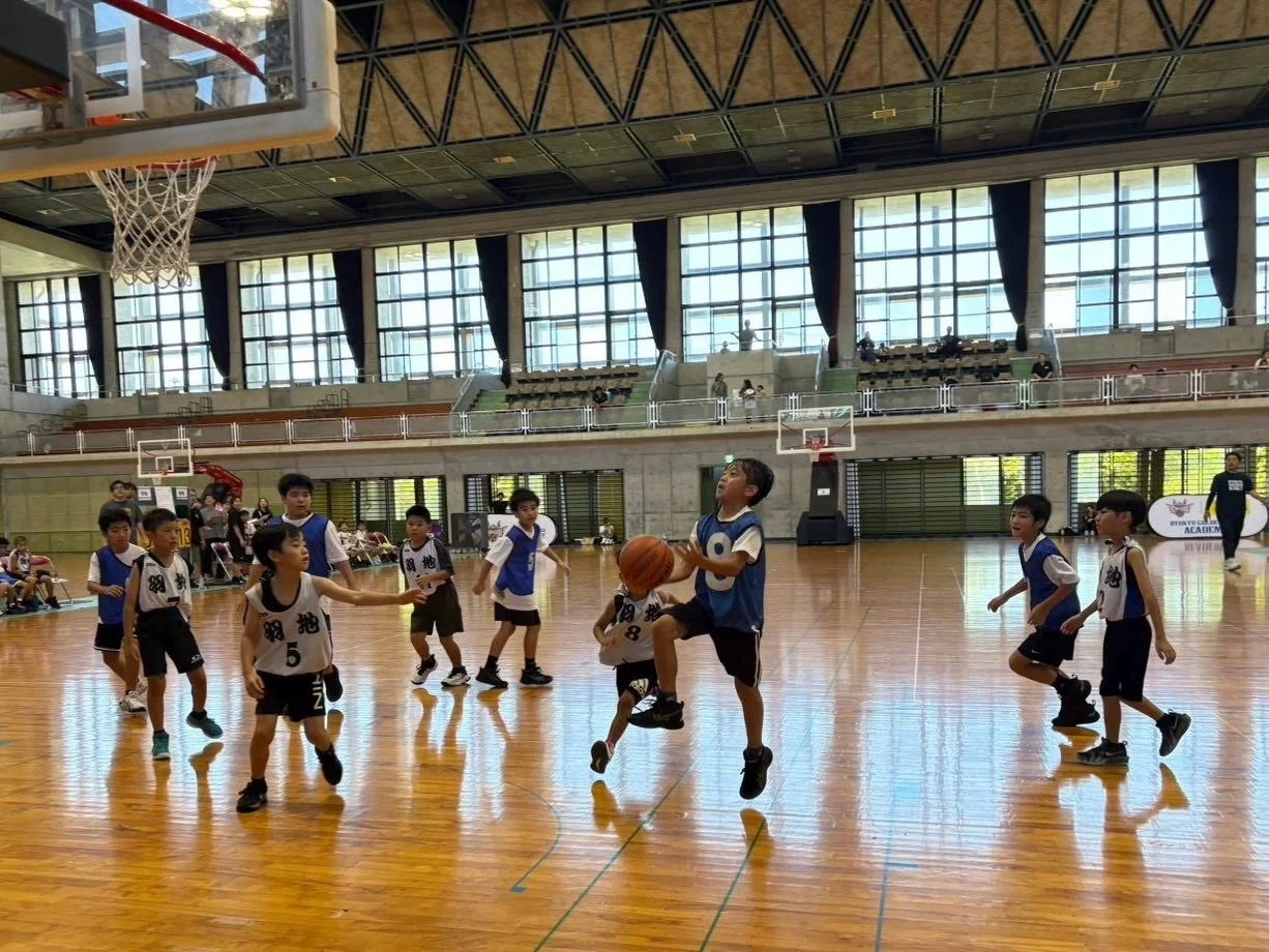 バスケットボールをする子供たち