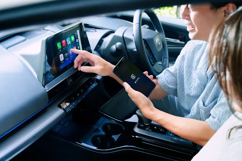 男性がCarPlayを操作する様子