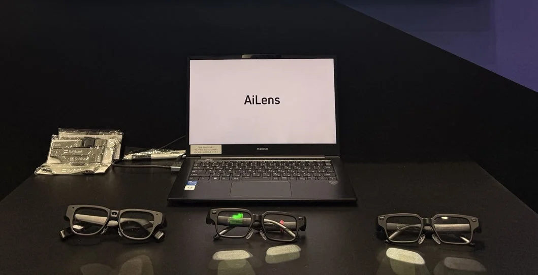 スマートグラスとノートPCの展示