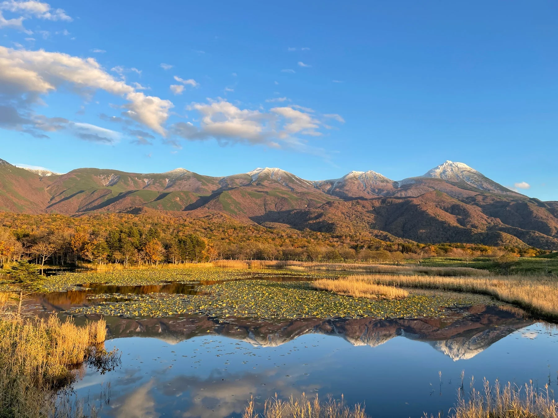 知床の紅葉と湖