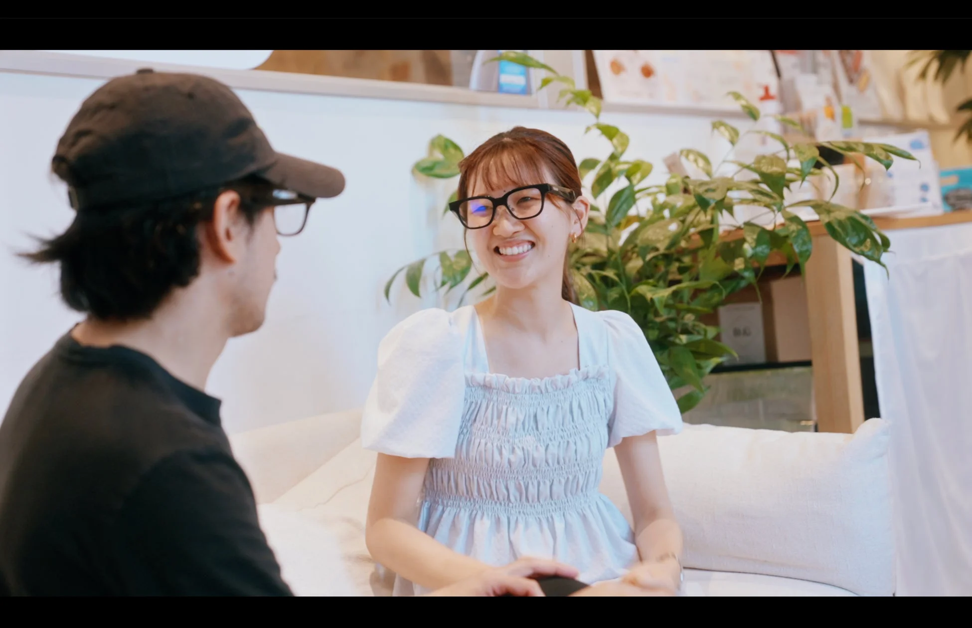 カフェで談笑する人々