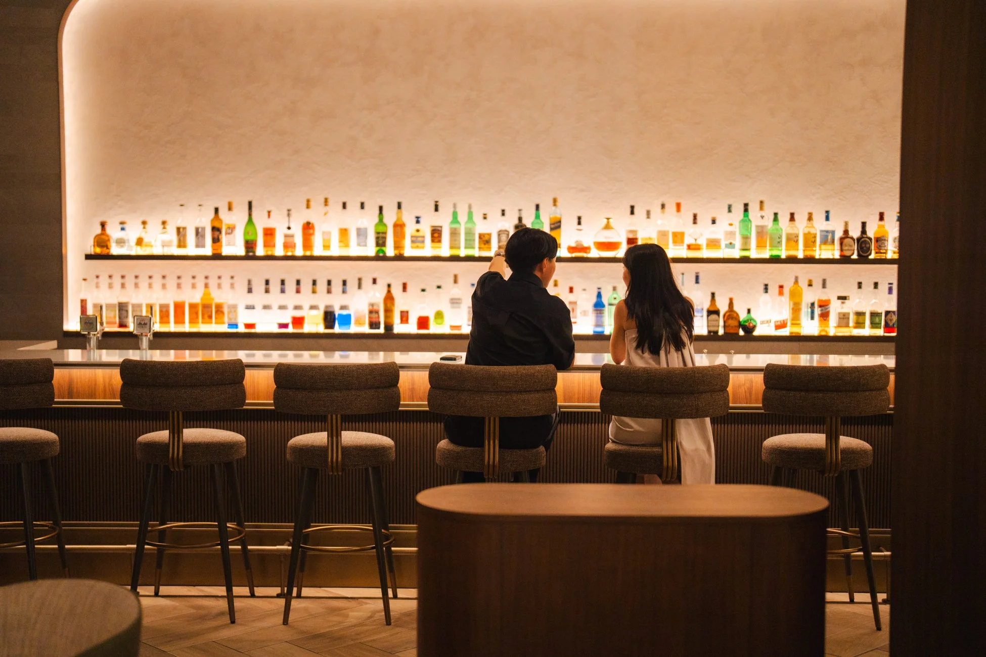 バー,カクテル,お酒,夜,デート,カップル,ラウンジ,飲食店,おしゃれ,照明,モダン