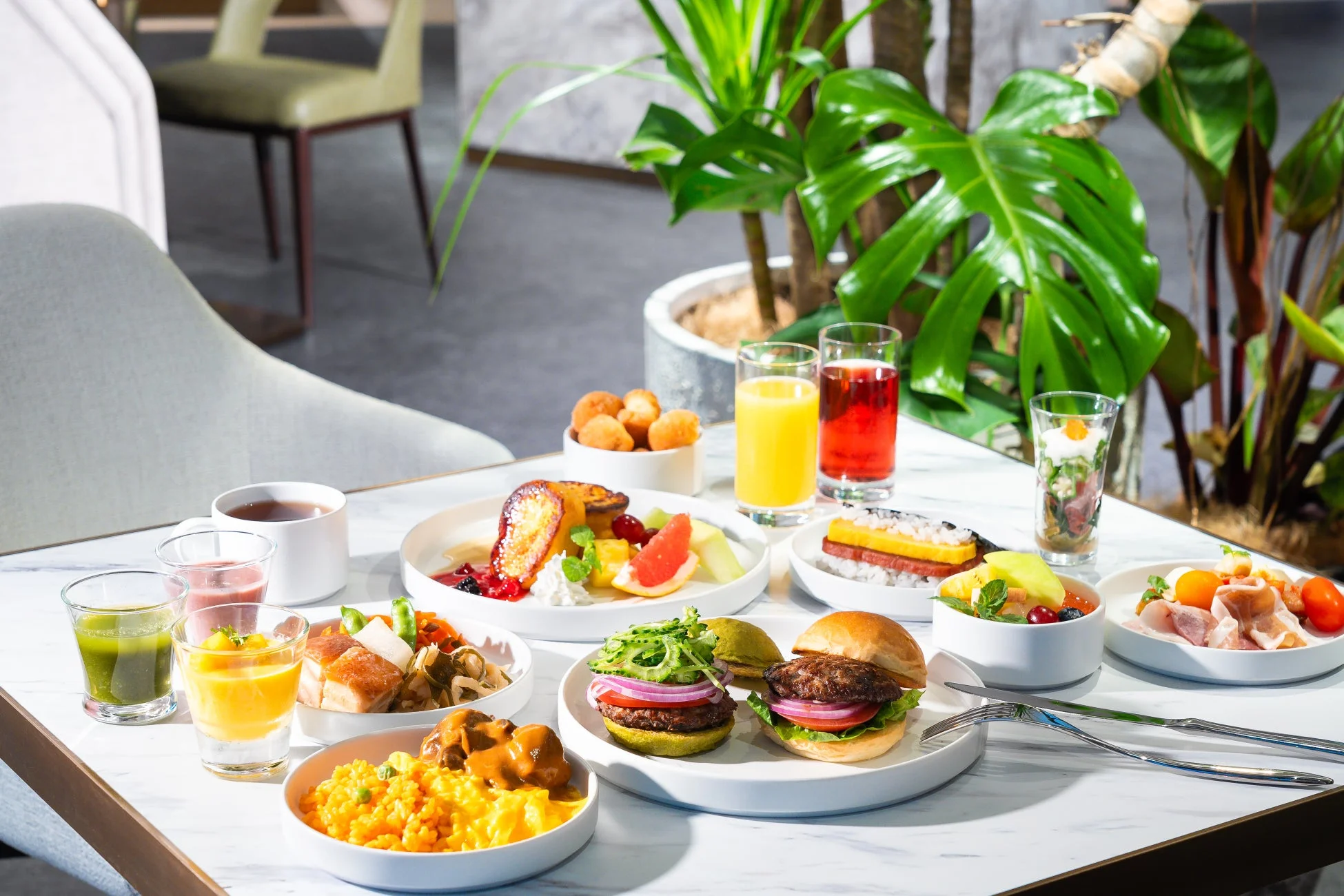 朝食,ブランチ,ホテル朝食,レストラン,食事,料理,フレンチトースト,ハンバーガー,スクランブルエッグ,フルーツ,ジュース,ドリンク,グルメ,豪華,盛り合わせ,美食,ビュッフェ,マーブルテーブル,植物