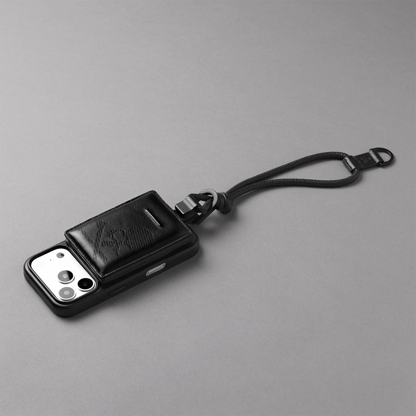 黒いスマートフォンケースのクローズアップ画像です