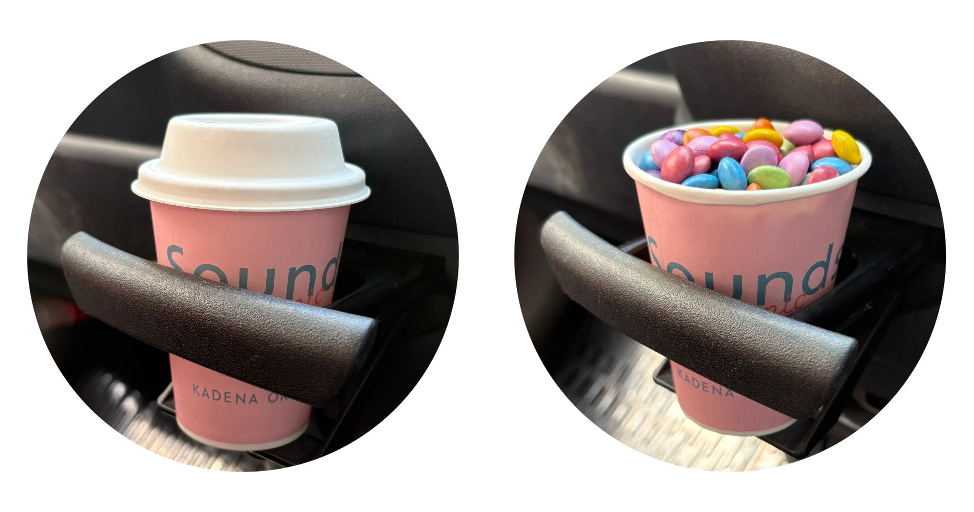 車内のカップホルダーに置かれた2つのピンクのカップの画像。左のカップは蓋付きで、右のカップにはカラフルなキャンディが満たされており、どちらにも「Sound」のロゴが見えます。