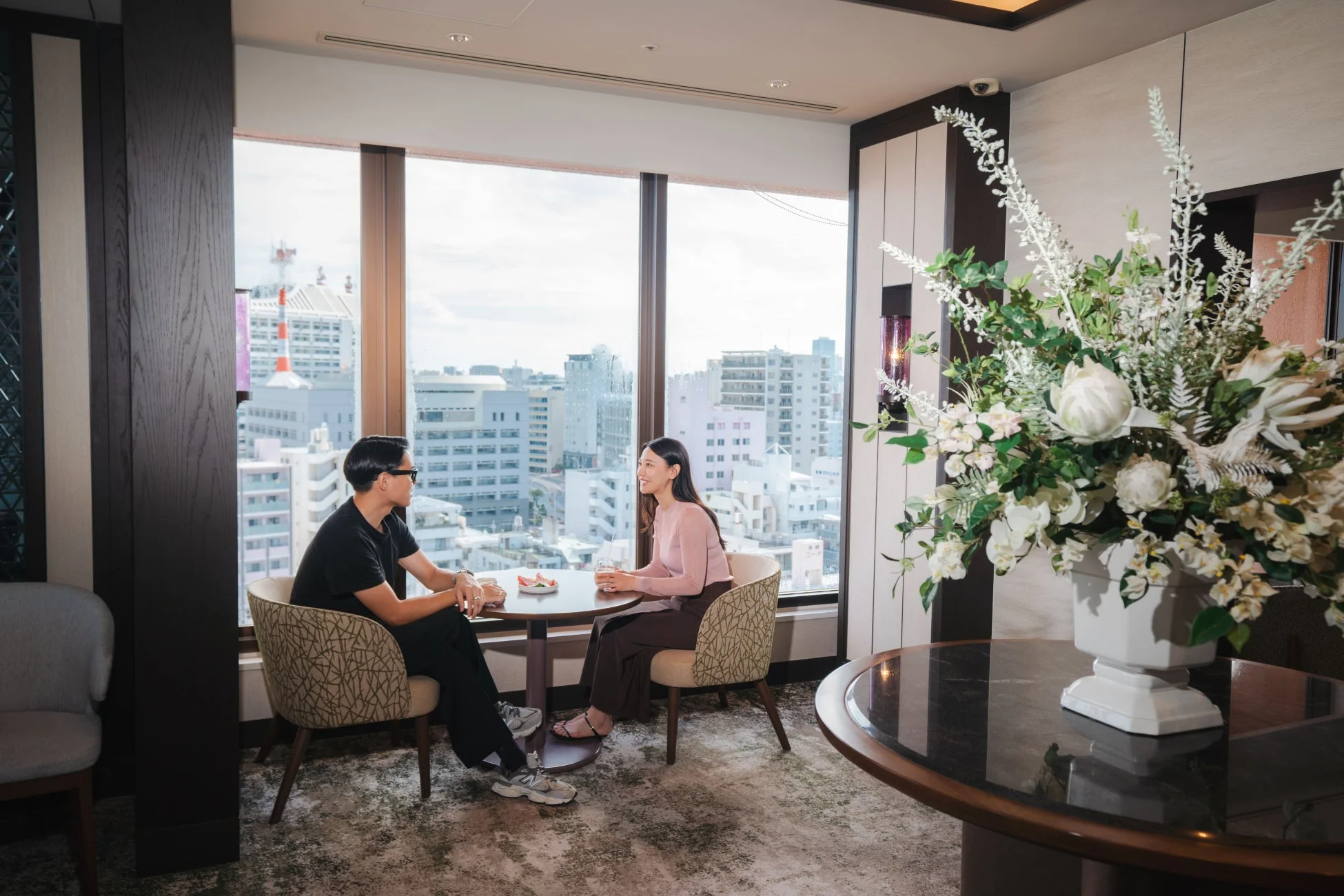 ラウンジ,ホテル,シティビュー,カップル,会話,インテリア,花,都会,窓際,休憩,高級感