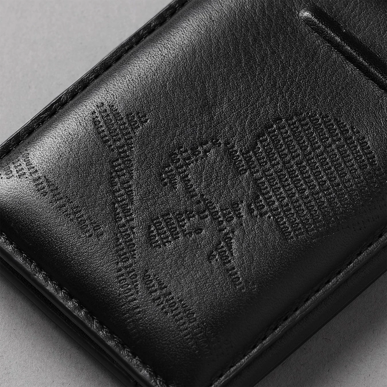 FENDI ROMAのロゴが型押しされた黒いレザー製品のクローズアップ画像