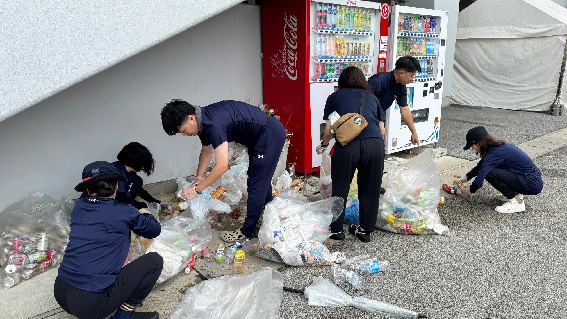 自動販売機周辺の清掃活動