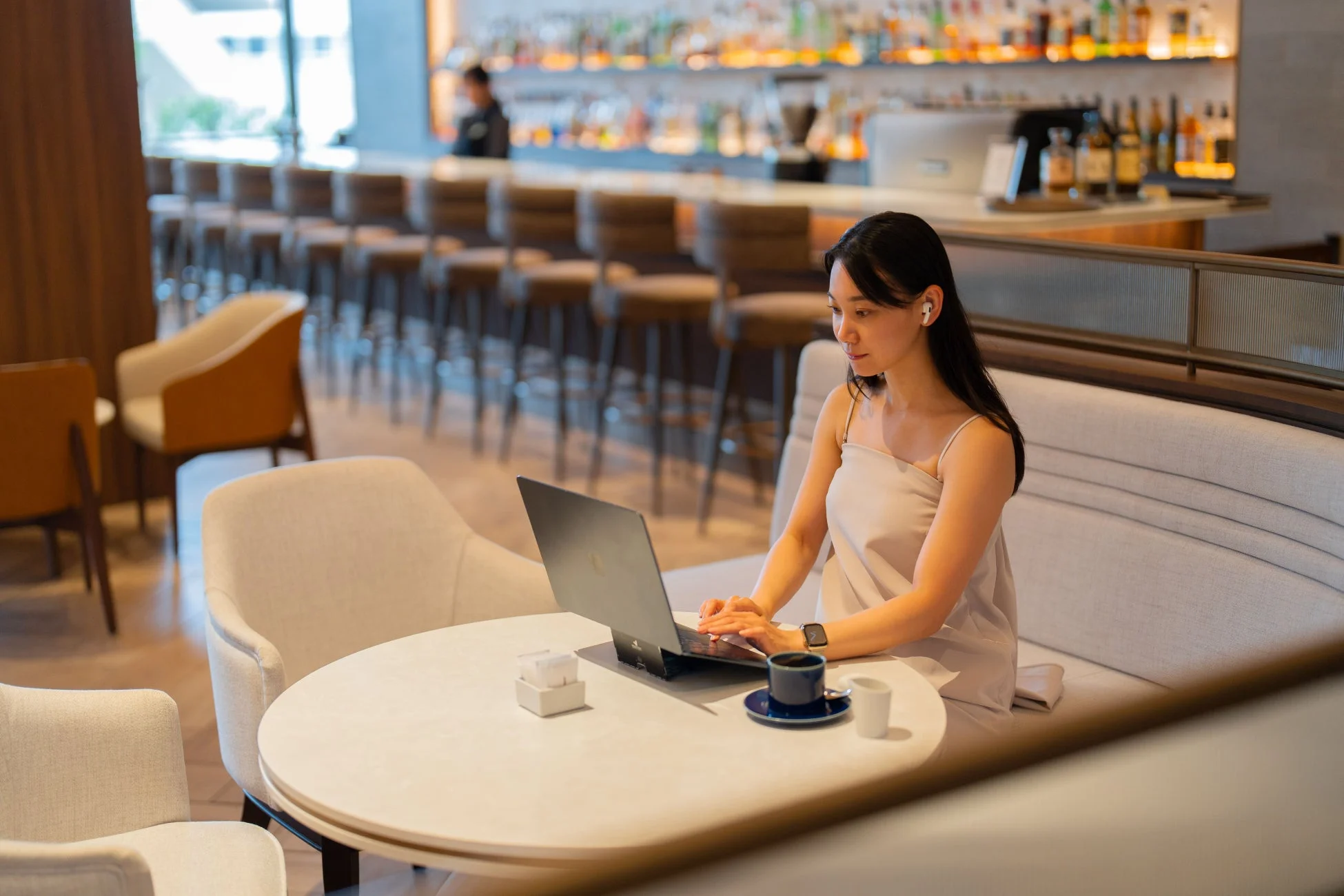 女性,ノートパソコン,カフェ,ラウンジ,バー,作業,ビジネス,コーヒー,イヤホン,スマートウォッチ