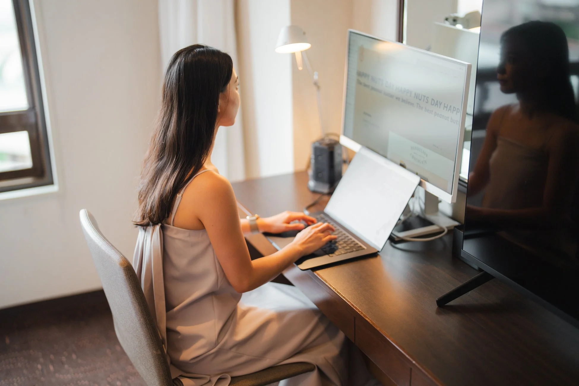 女性,仕事,PC作業,オフィス,デスクワーク,ノートパソコン,モニター,リモートワーク,ワーキングスペース,集中