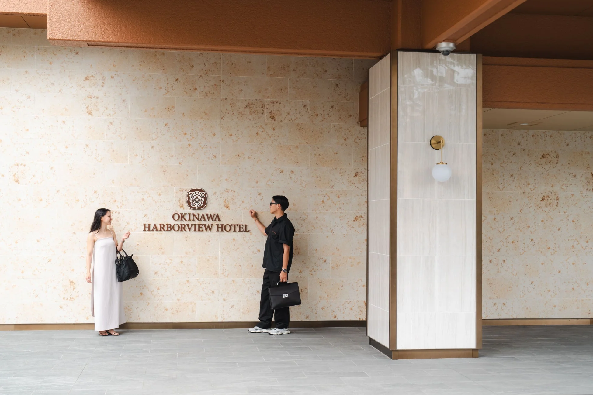 ホテル,沖縄,リゾート,旅行,観光,カップル,男女,建物,エントランス,ファッション,看板